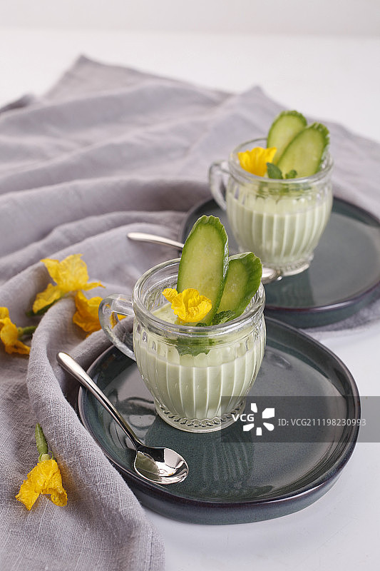 两杯黄瓜汁图片素材