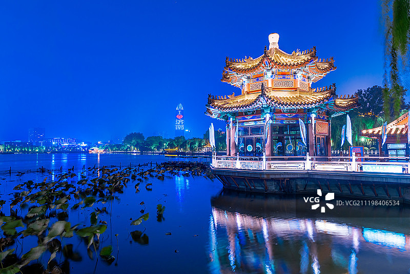 美丽的大明湖夜景图片素材