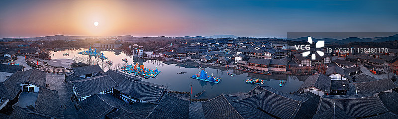 江苏常州东方盐湖城古城镇日出图片素材