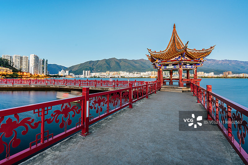 中国云南省大理市洱海海心亭夜景图片素材