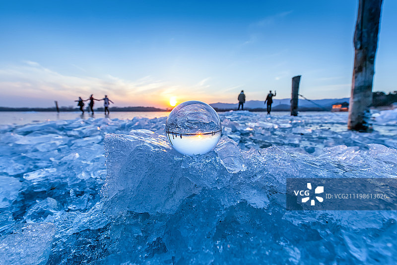 冬日冰上的水晶球图片素材