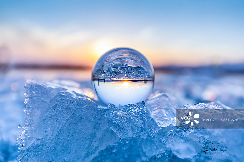 冬日冰上的水晶球图片素材