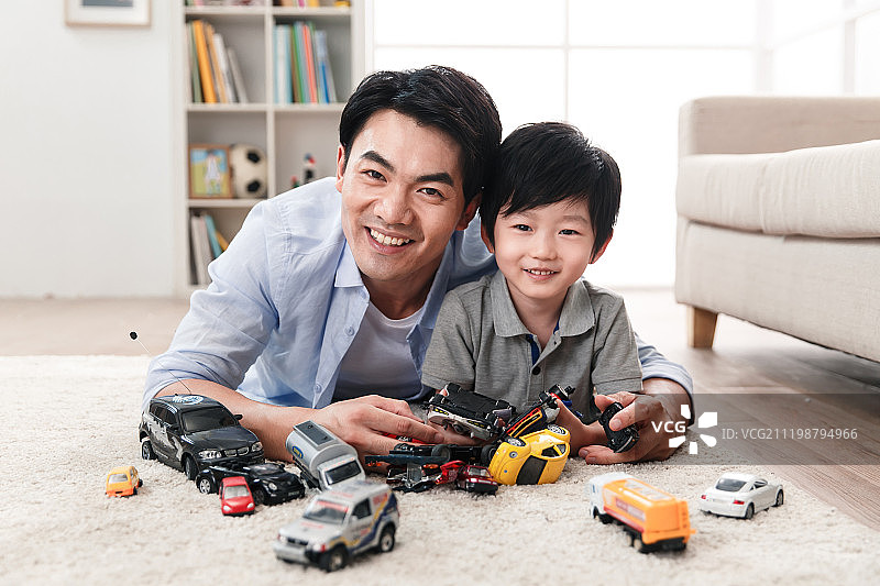 快乐的父子在客厅玩耍图片素材