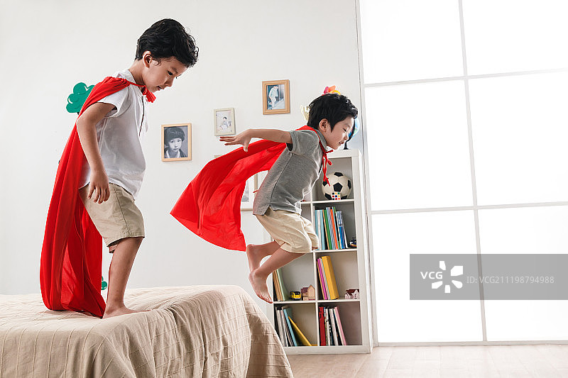 两个男孩扮演超人图片素材