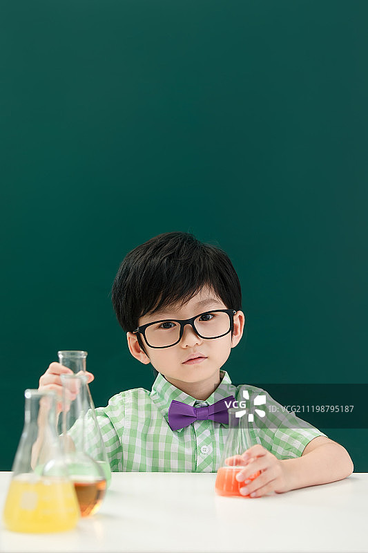 小学生上化学课图片素材