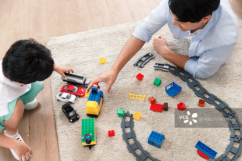 快乐的父子在客厅玩耍图片素材