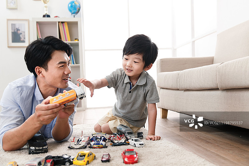 快乐的父子在客厅玩耍图片素材