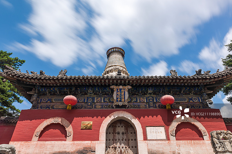 蓝天白云下的五台山塔院寺图片素材
