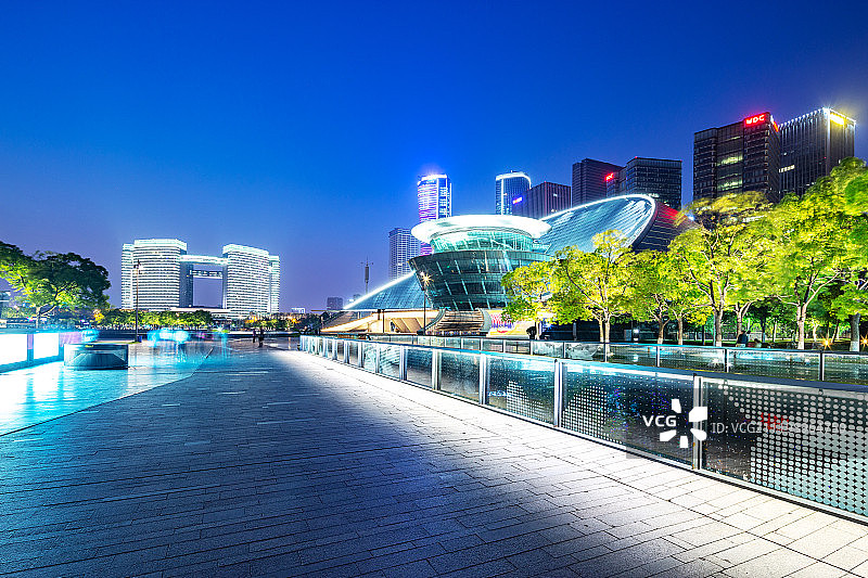 夜晚空旷的地面和现代化建筑图片素材