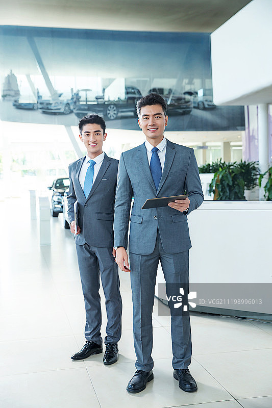 4S店的汽车销售人员图片素材