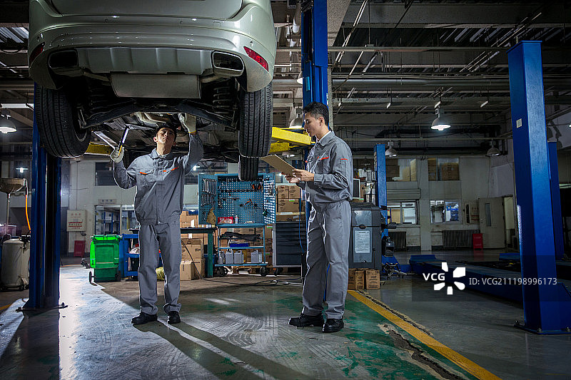 专业的汽车修理人员图片素材