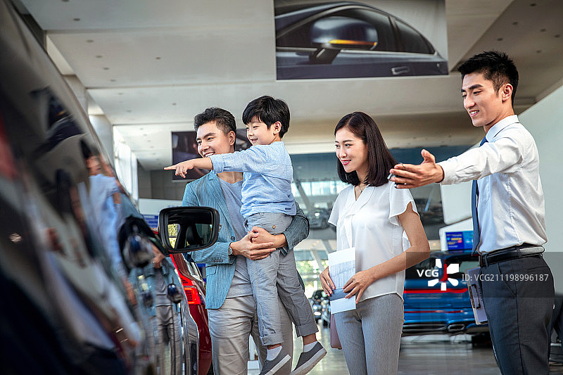 汽车销售人员和顾客图片素材