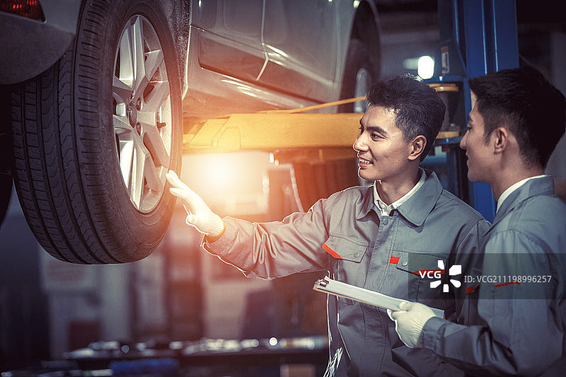 专业的汽车修理人员图片素材