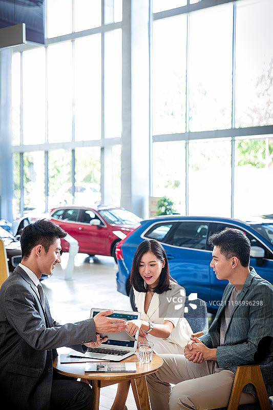 汽车销售人员和顾客图片素材