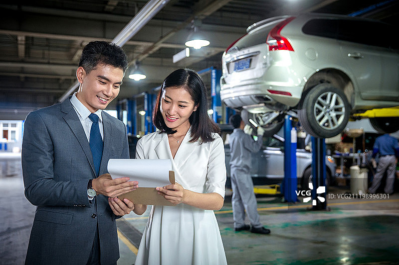 汽车销售人员和顾客图片素材