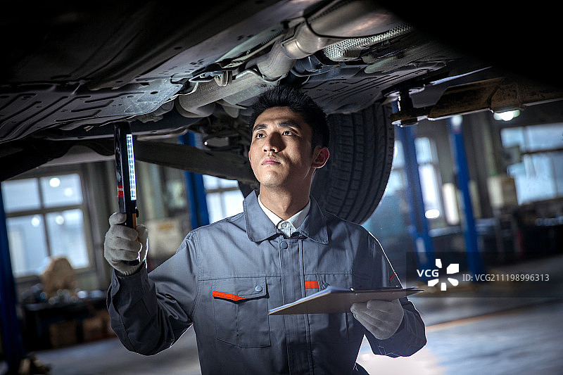 专业的汽车修理人员图片素材