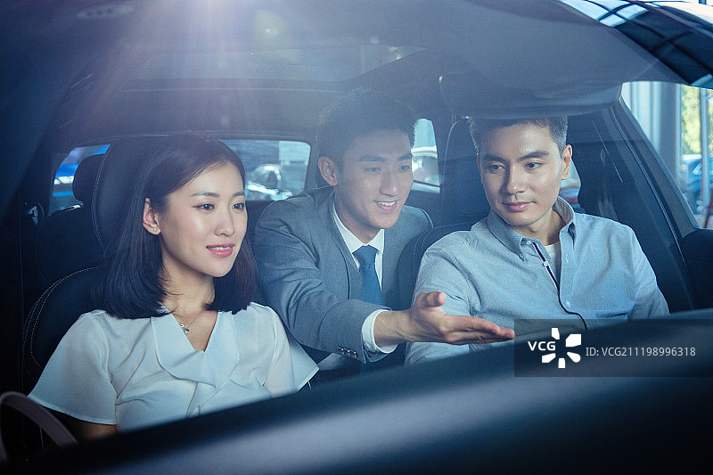 汽车销售人员和顾客图片素材