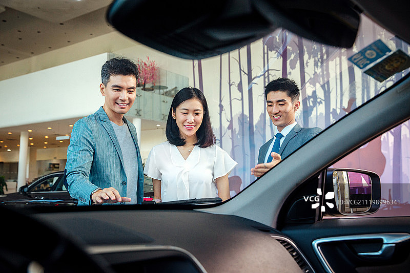汽车销售人员和顾客图片素材