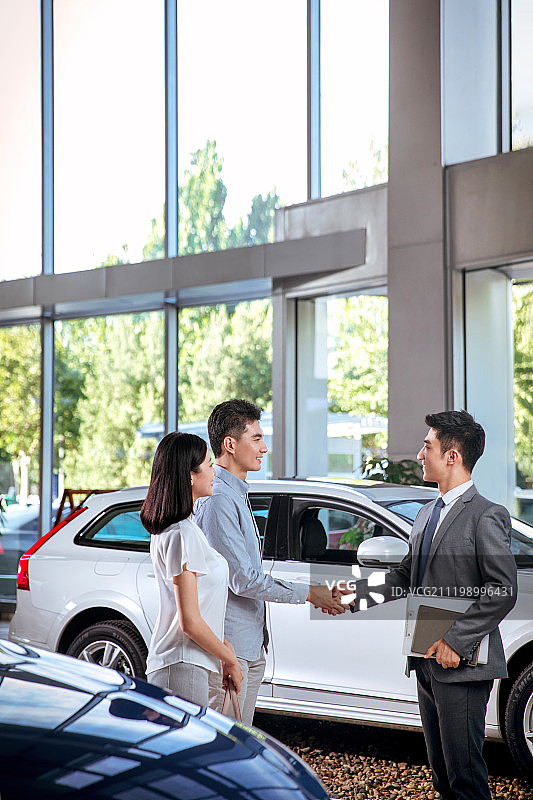 汽车销售人员和顾客图片素材