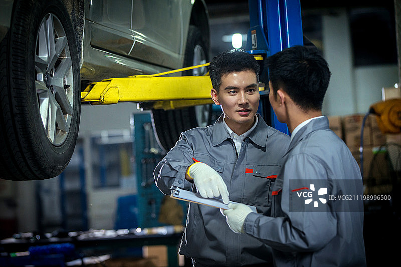 专业的汽车修理人员图片素材