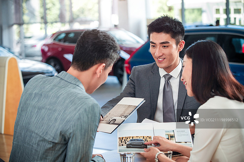 汽车销售人员和顾客图片素材