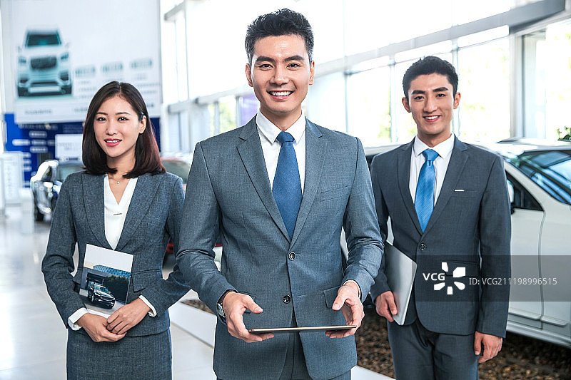 4S店的汽车销售人员图片素材