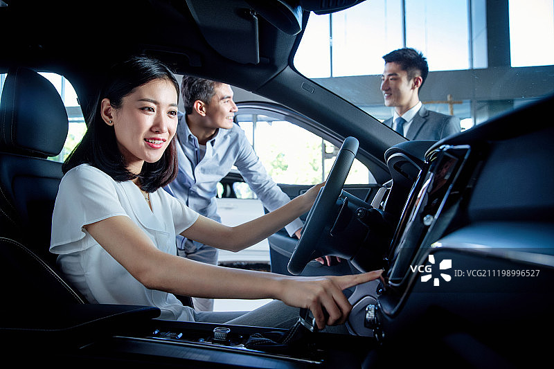 汽车销售人员和顾客图片素材