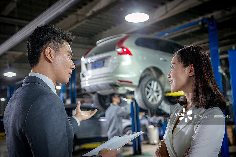 汽车销售人员和顾客图片素材