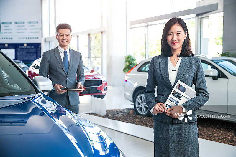 4S店的汽车销售人员图片素材