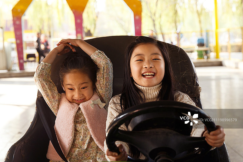 小学生在游乐场玩耍图片素材