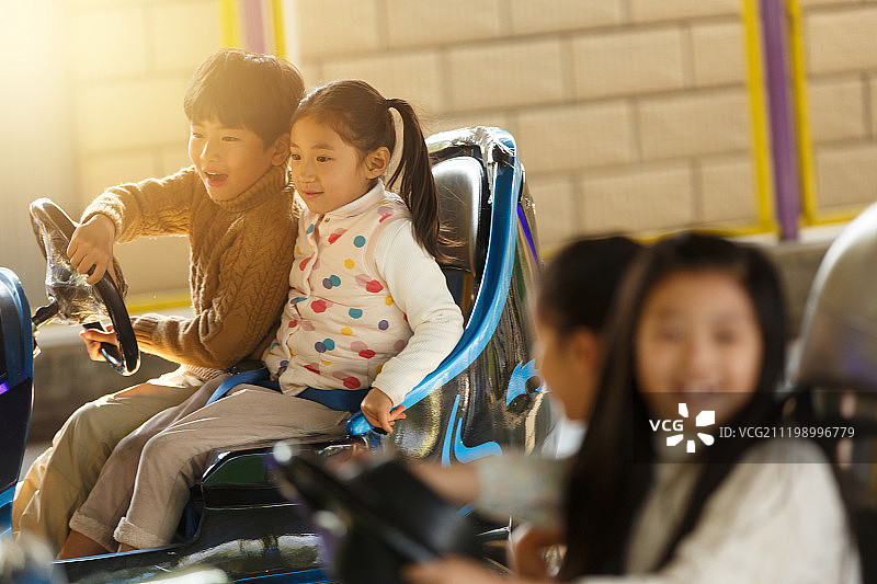 小学生在游乐场玩耍图片素材