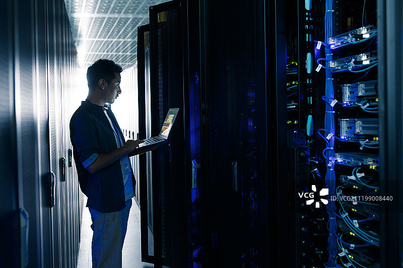 技术人员在机房检查维修图片素材