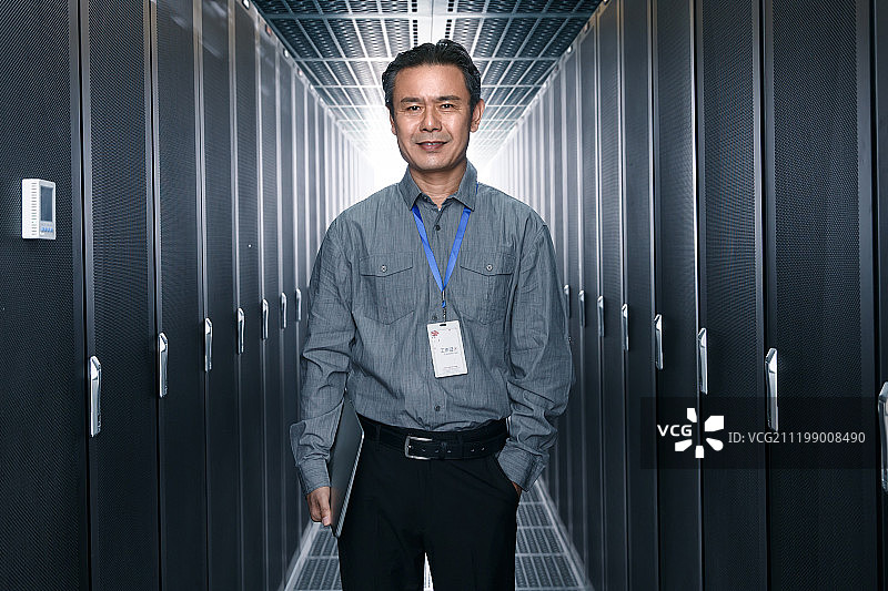 技术人员在机房里图片素材