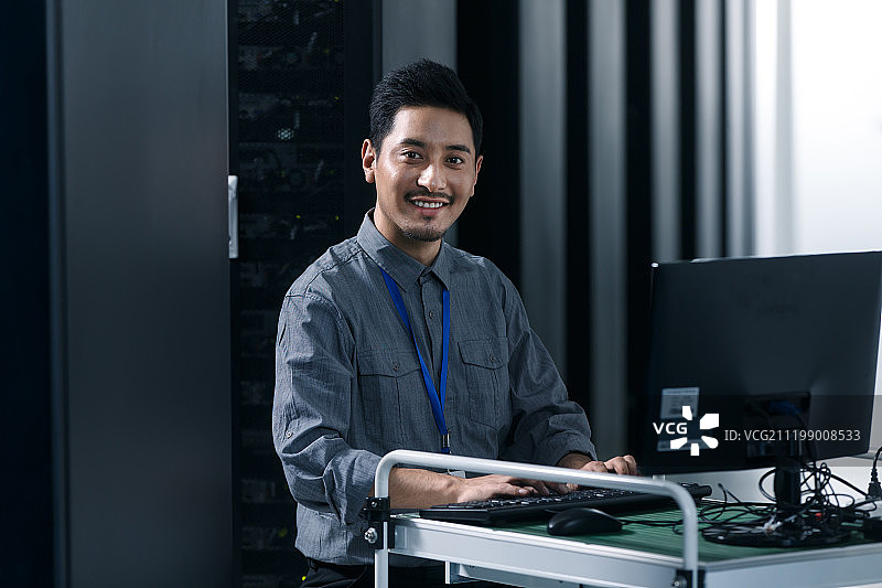 技术人员在机房检查维修图片素材