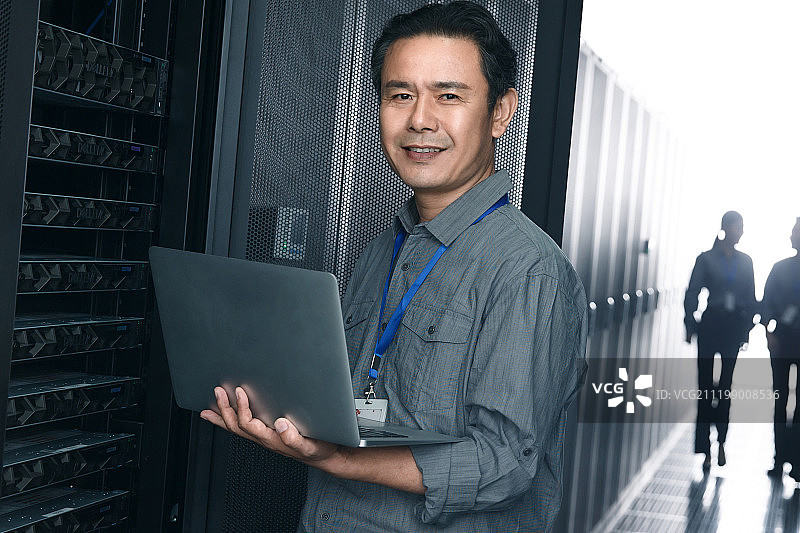 技术人员在机房检查维修图片素材