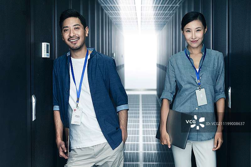 技术人员在机房检查维修图片素材