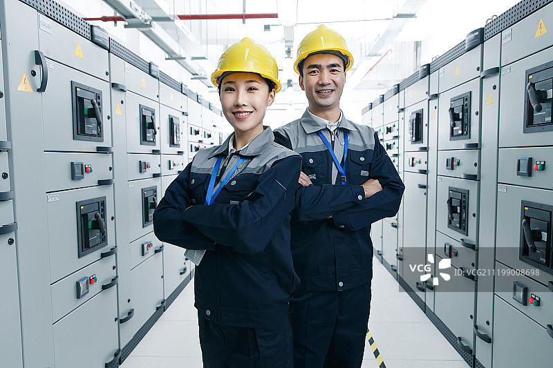 技术人员在工厂里工作图片素材