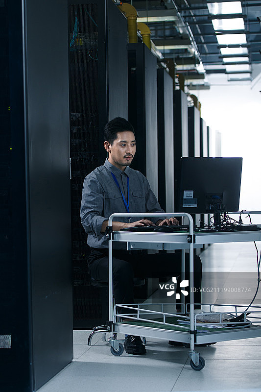 技术人员在机房检查维修图片素材