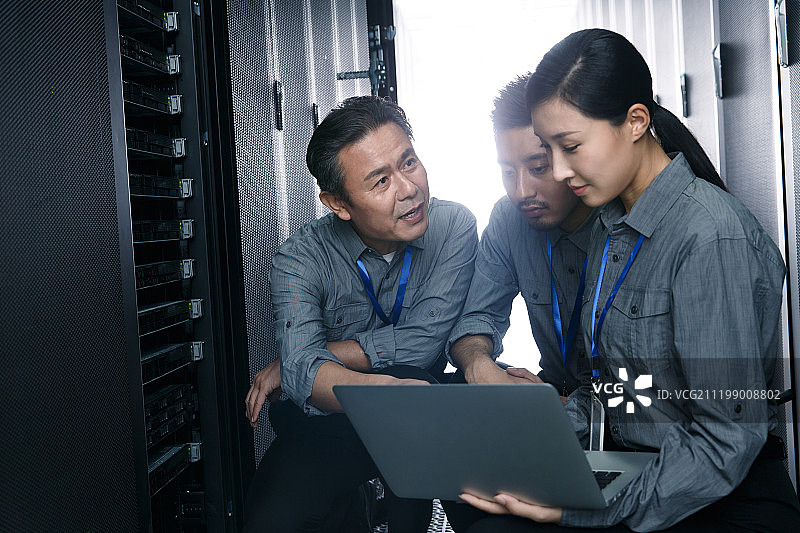 技术人员在机房检查维修图片素材