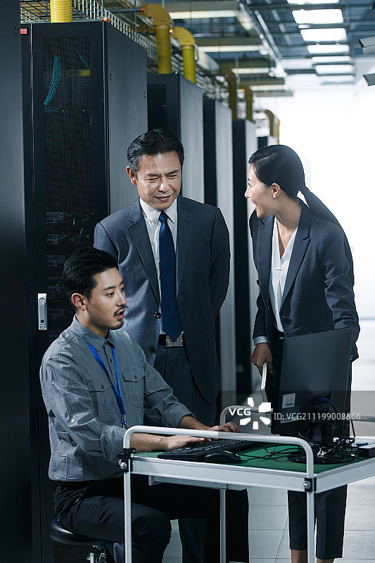 技术人员在机房检查维修图片素材