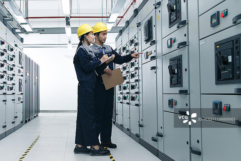 技术人员在工厂里工作图片素材