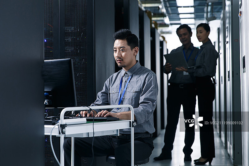 技术人员在机房检查维修图片素材