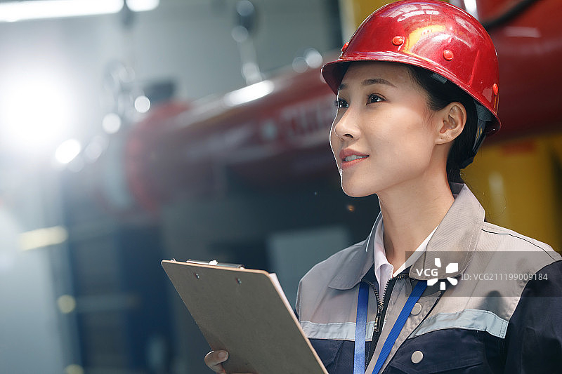 技术人员在工厂里工作图片素材