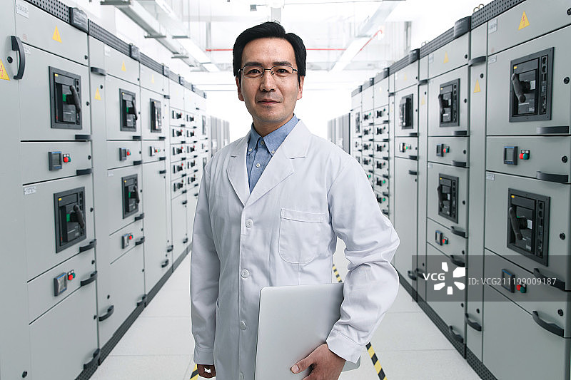 技术人员在电压室里工作图片素材