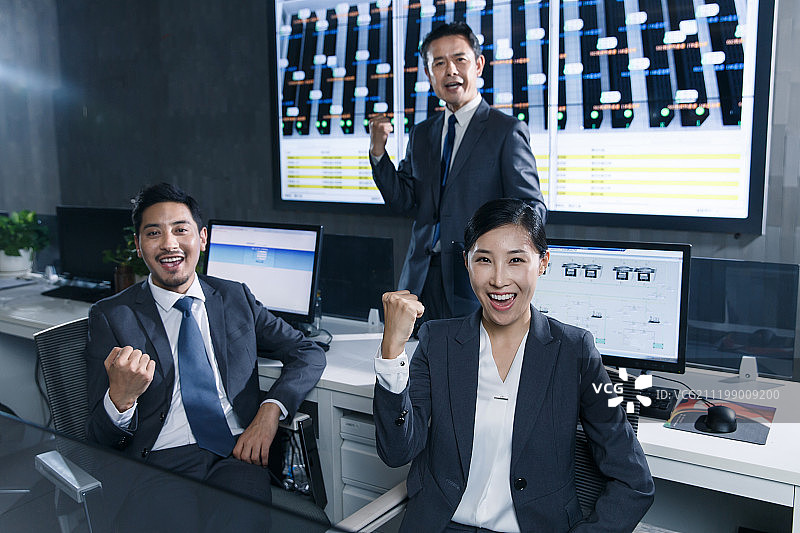 商务人士在监控室图片素材