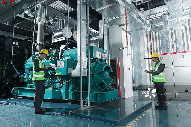 技术人员在工厂里做检查图片素材