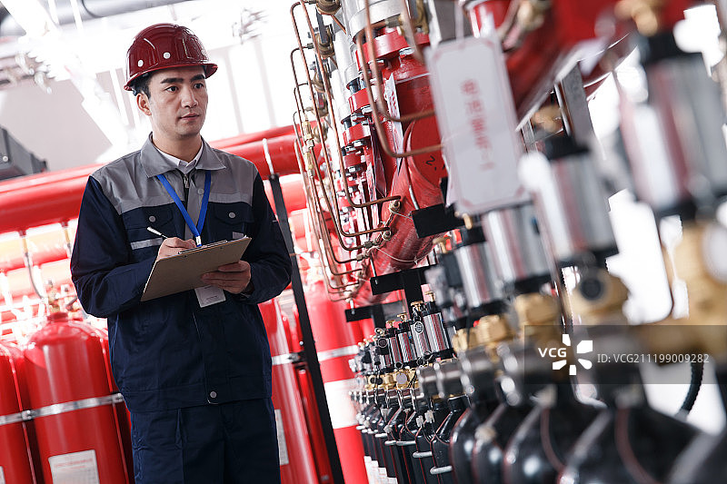 技术人员在工厂消防室检查图片素材