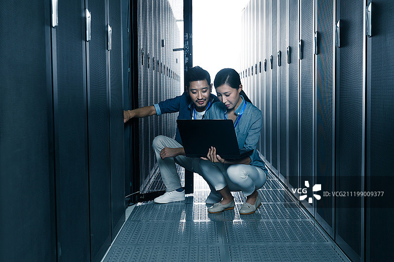 技术人员在机房检查维修图片素材