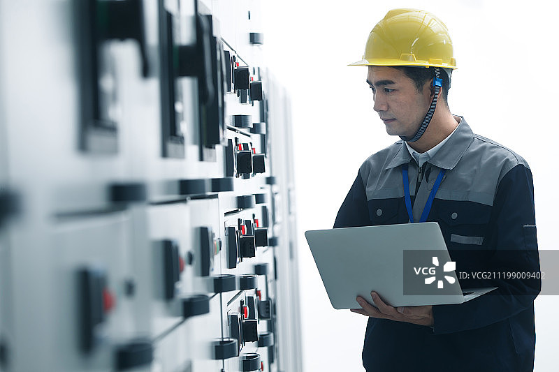 技术人员在工厂里工作图片素材