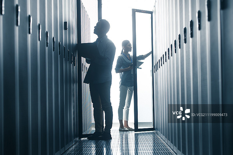 技术人员在机房检修图片素材